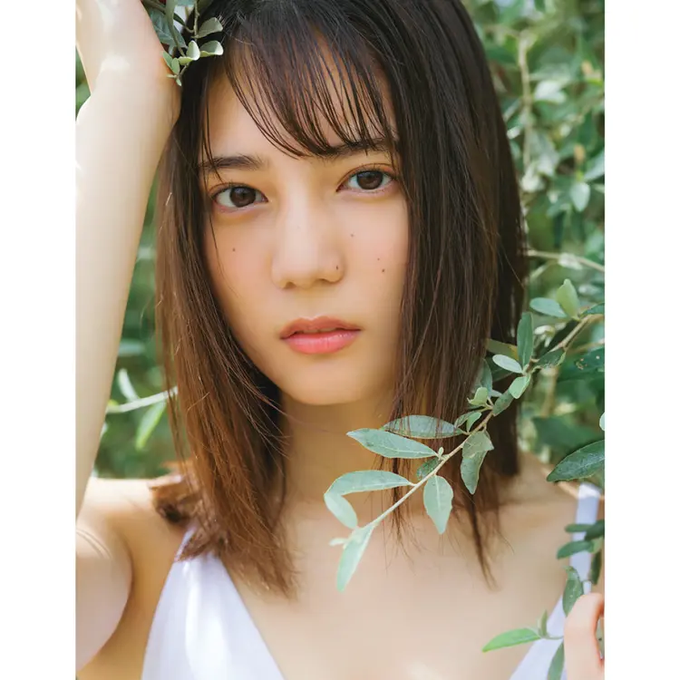 小坂菜緒ファースト写真集発売！表紙は全部の画像_3