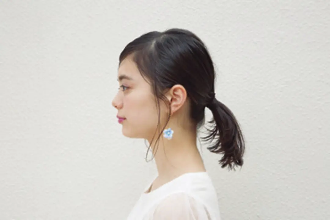 タイトなローポニーでおしゃれ映え夏ヘアアの画像_3