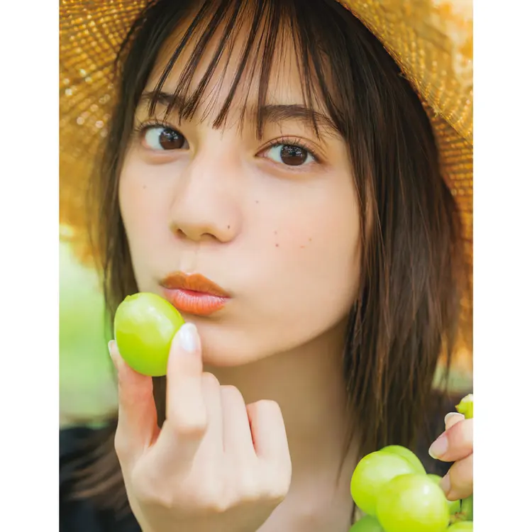 小坂菜緒ファースト写真集発売！表紙は全部の画像_4