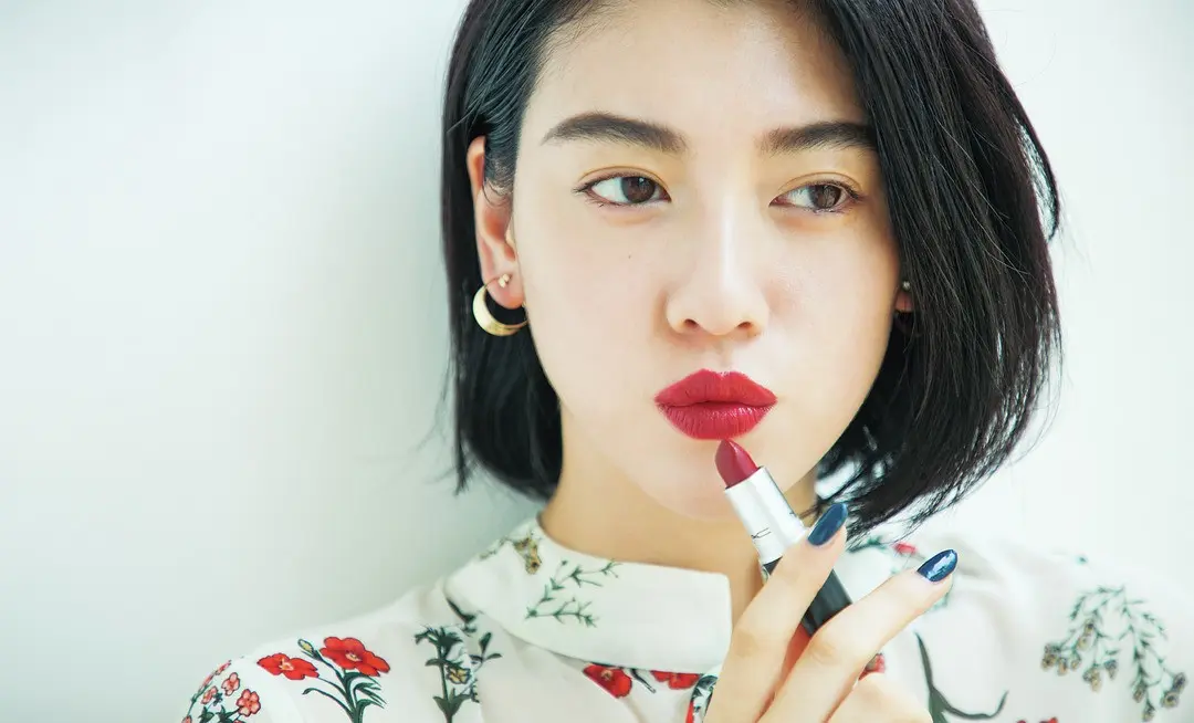 三吉彩花、やっぱり赤リップが好き！の画像_1