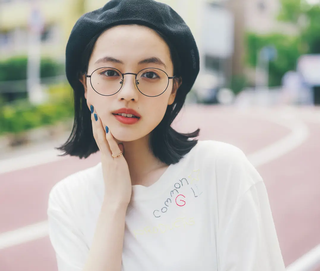 上坂樹里は刺しゅう入り白Tの遊び心を生かしてちょいレトロに