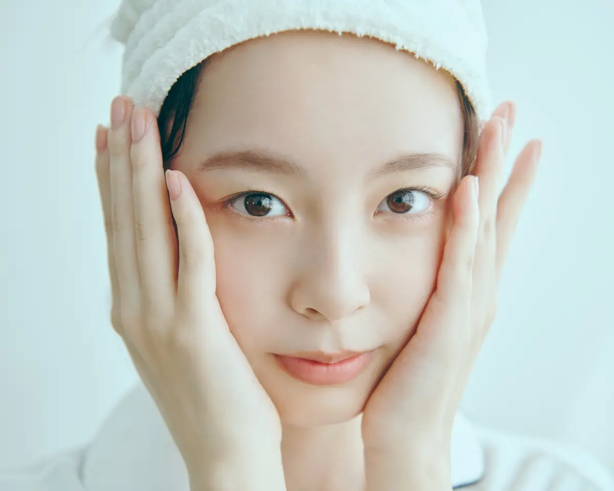 化粧水を肌になじませる様子