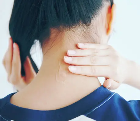 首や首のうしろにもなじませると、ほてった肌が一気に冷感☆　使用後はまた冷凍庫へin。
