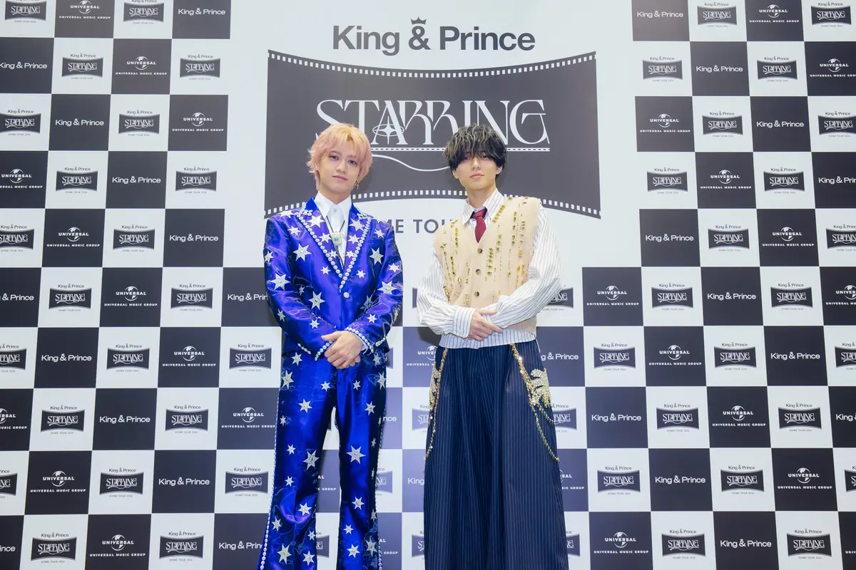『King & Prince STARRING DOME TOUR 2026』会見写真　前で手を組む永瀬廉と髙橋海人