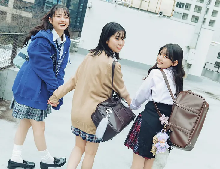 おしゃれをめいっぱい楽しみたいSJK。流行りのギャル風味をちょっぴり取り入れ、学校も放課後も満喫しよ！ 春号からST㋲に仲間入りした増田三莉音（乃木坂46）も一緒に、新SJKトリオでお届けします♡
