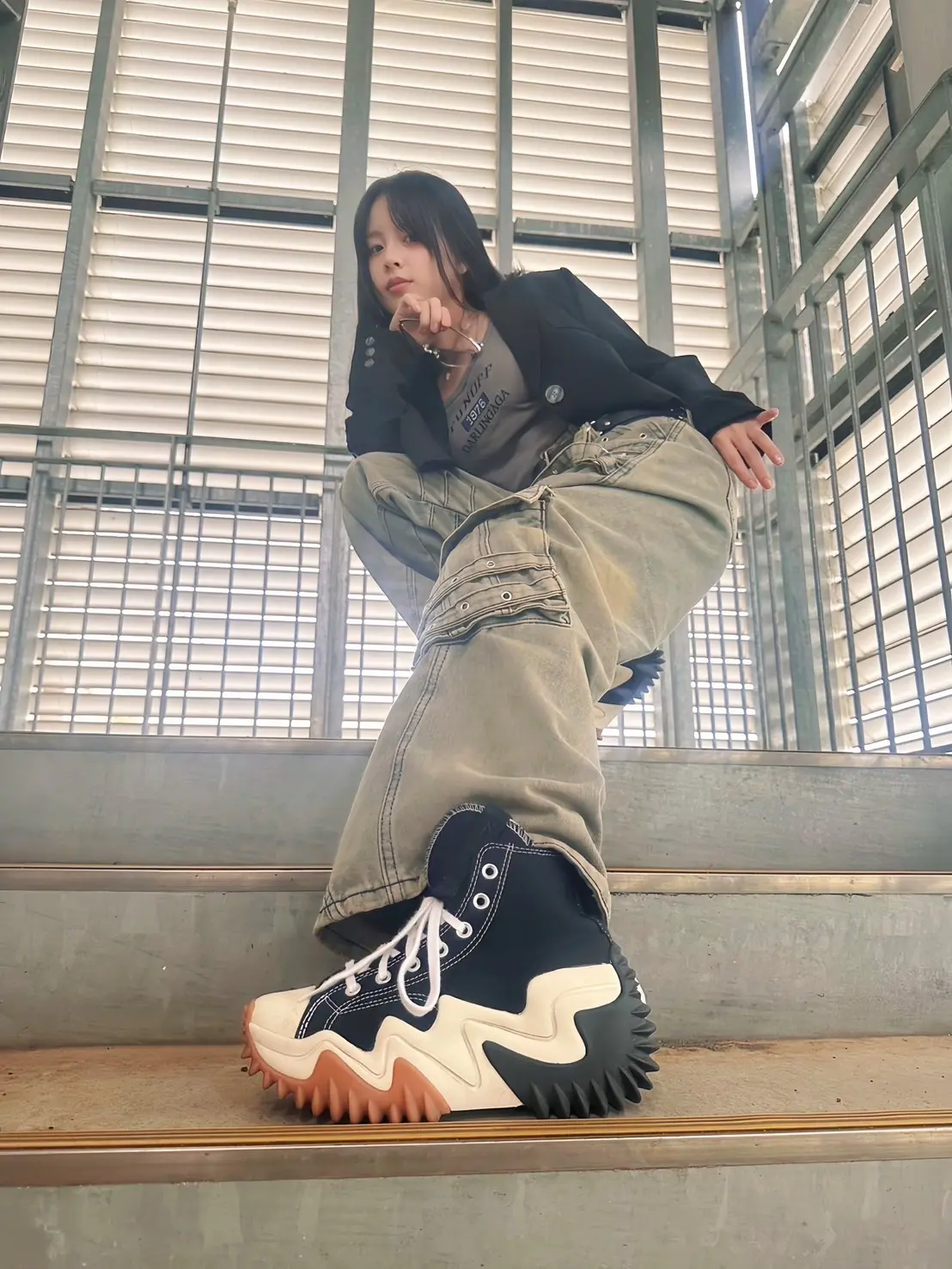 小國舞羽『コンバース』のハイカットスニーカー1