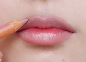 2 唇のサイドもオーバーに