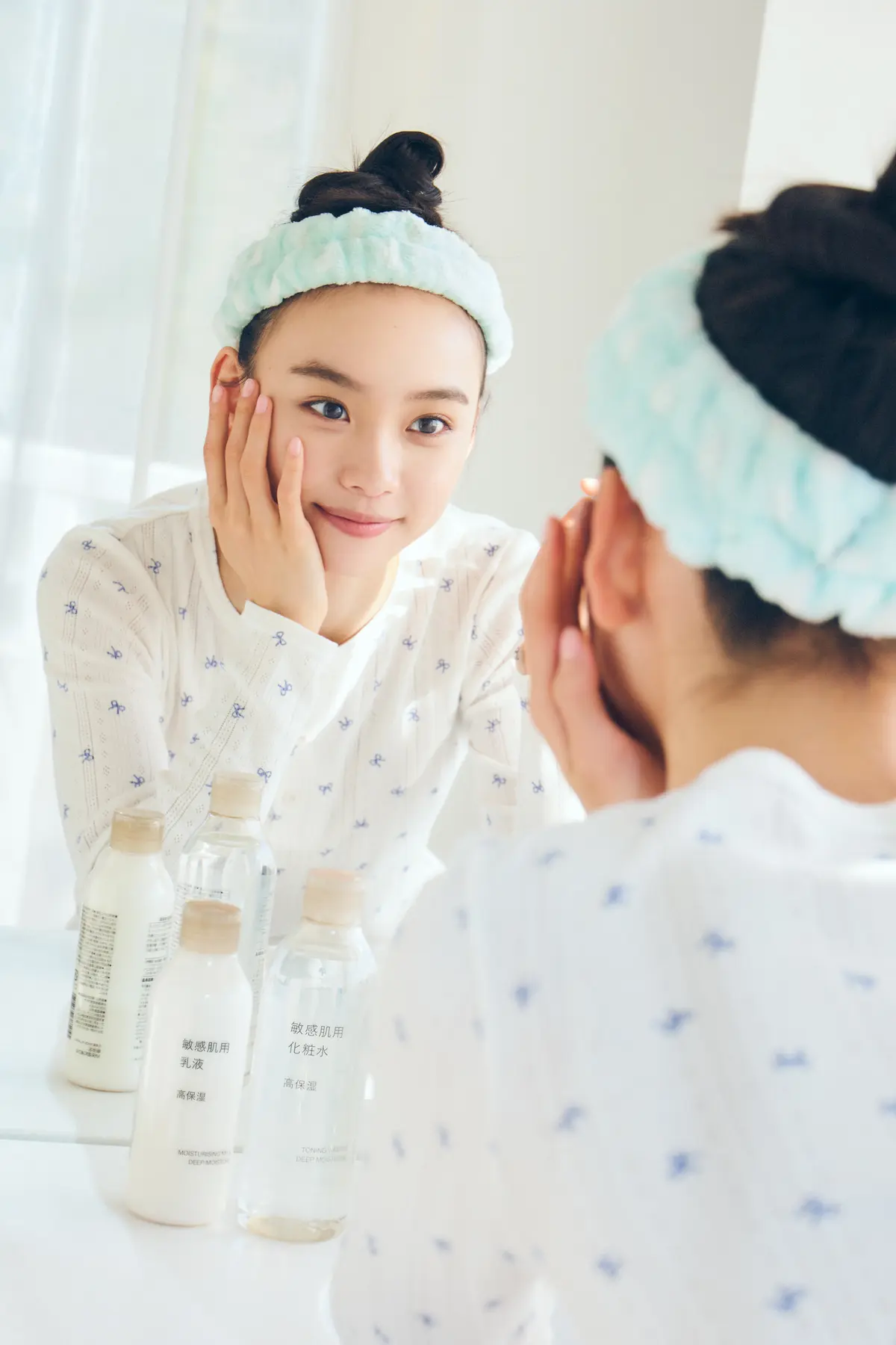 鏡越しにスキンケアする様子
