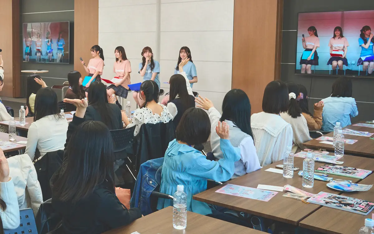 ドライアイのセルフチェックで手を挙げる参加者