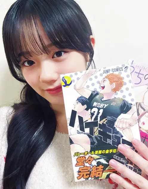 【中島瑠菜】マンガを読むことに夢中