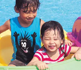 ３歳。お兄ちゃんとプールで大はしゃぎ