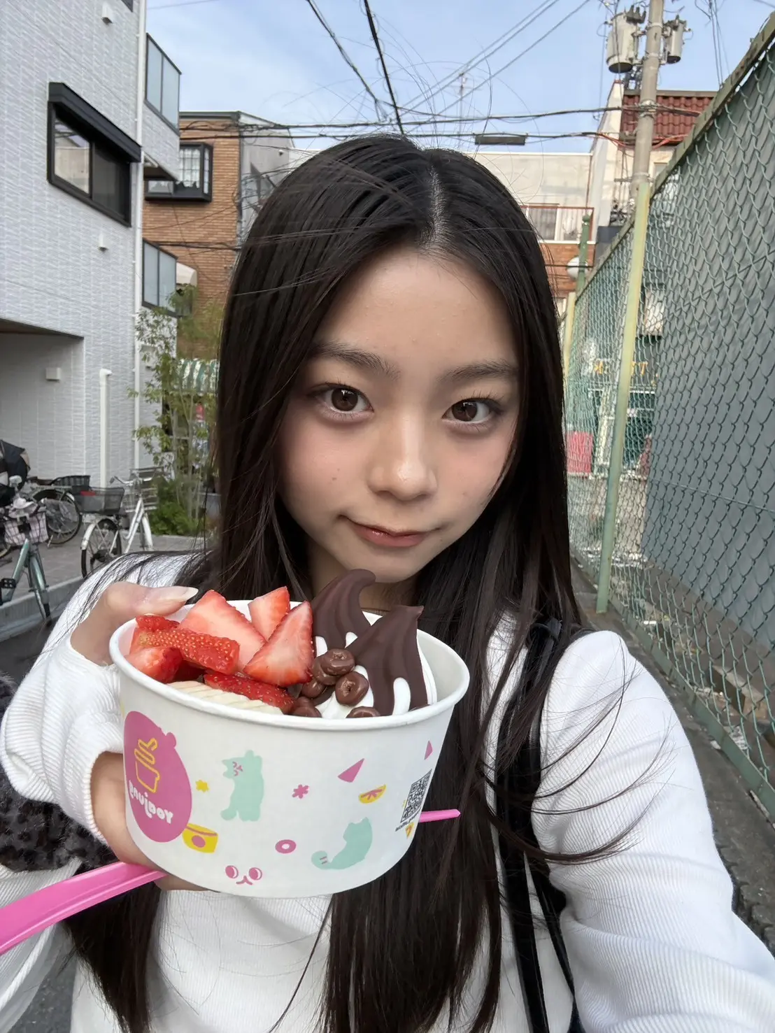 稲光亜依　スイーツ食べてる２