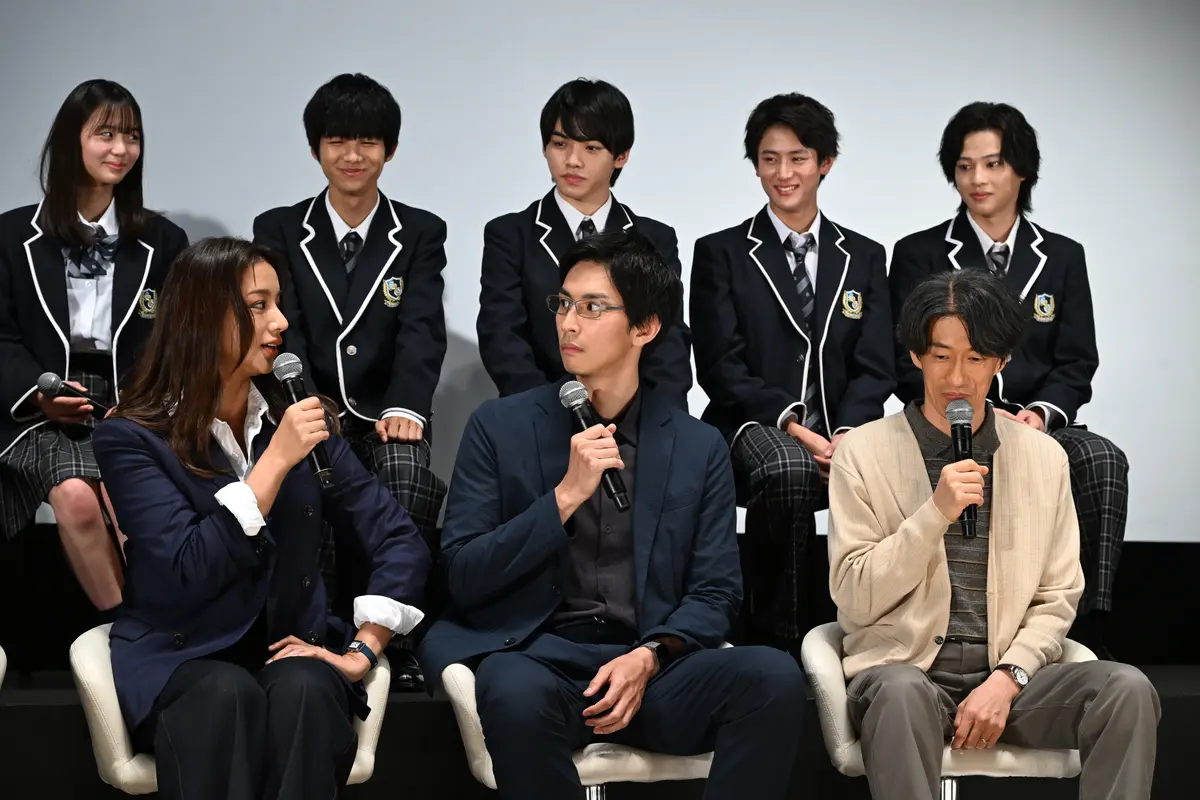 小泉望都子役の高橋メアリージュン、阿部郁人役の市川知宏、村山春樹役の夙川アトム