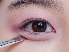 ５影を描いて涙袋を強調