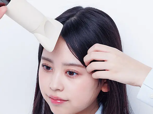サイドの髪は内側からブラシを通して、持ち上げながらドライヤーをあてて向きを整える。
