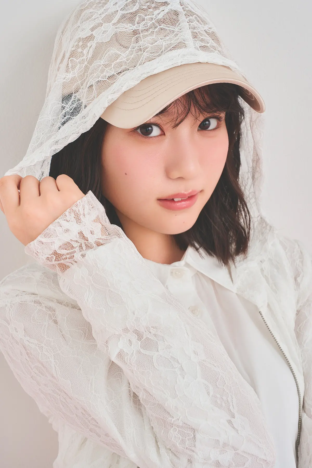 キャップコーデを着こなす増田三莉音