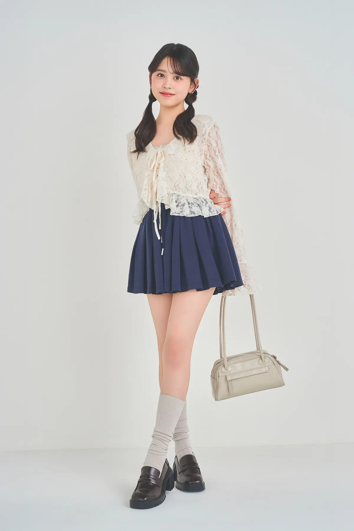 レーストップス×ミニ丈の脚長効果コーデ