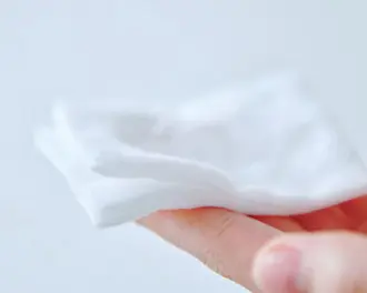 コットンに化粧水を含ませる