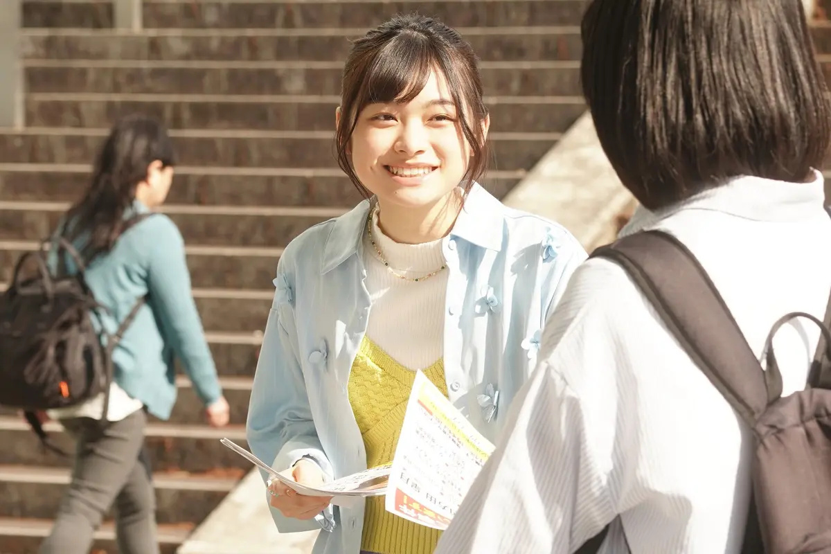 ドラマ『夫婦別姓刑事』ビラ配りする音花