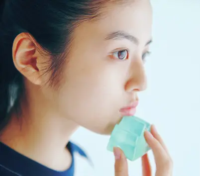 鼻のまわりやあごなどの凹凸にもぴたりとフィット。最後に、きちんと洗い流せば洗顔完了。