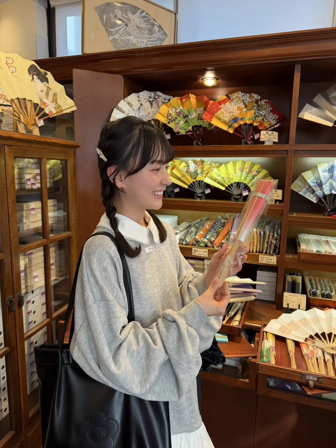河村ここあ　ブログ　扇を選んでいる