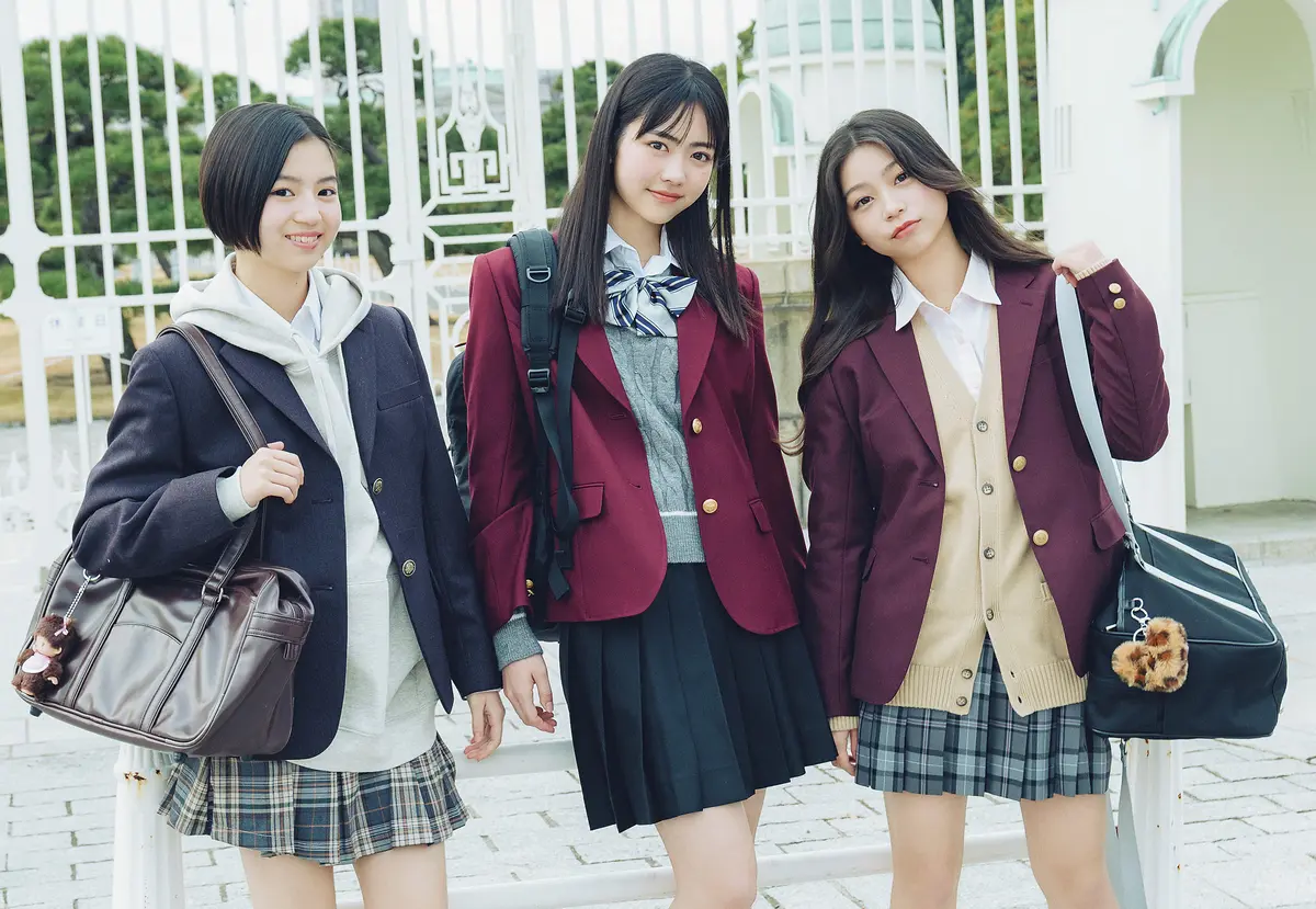 エンジのブレザーで学校のヒロイン