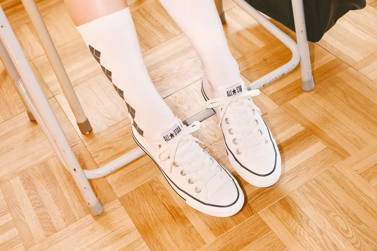 教室でコンバースのローカットを履いているシーンの足元の寄りカット