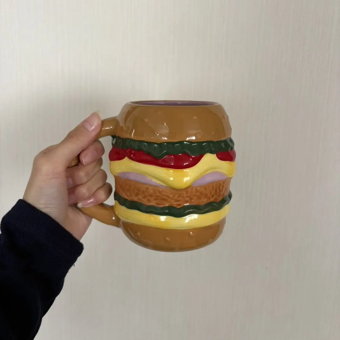 稲光亜依 ハンバーガーデザインのマグカップ