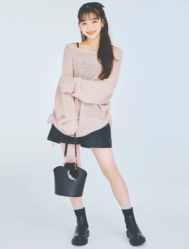 私服コーデ＆バッグの中身をチェック！