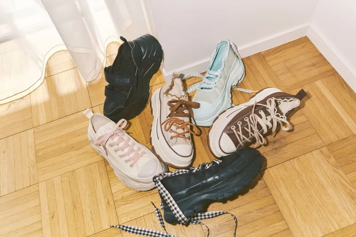 コンバースの厚底タイプのスニーカーサンダル、トレックウエーブ、シティハイクなど6足を紹介したカット