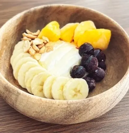 ほぼ毎朝フルーツ入りヨーグルトを