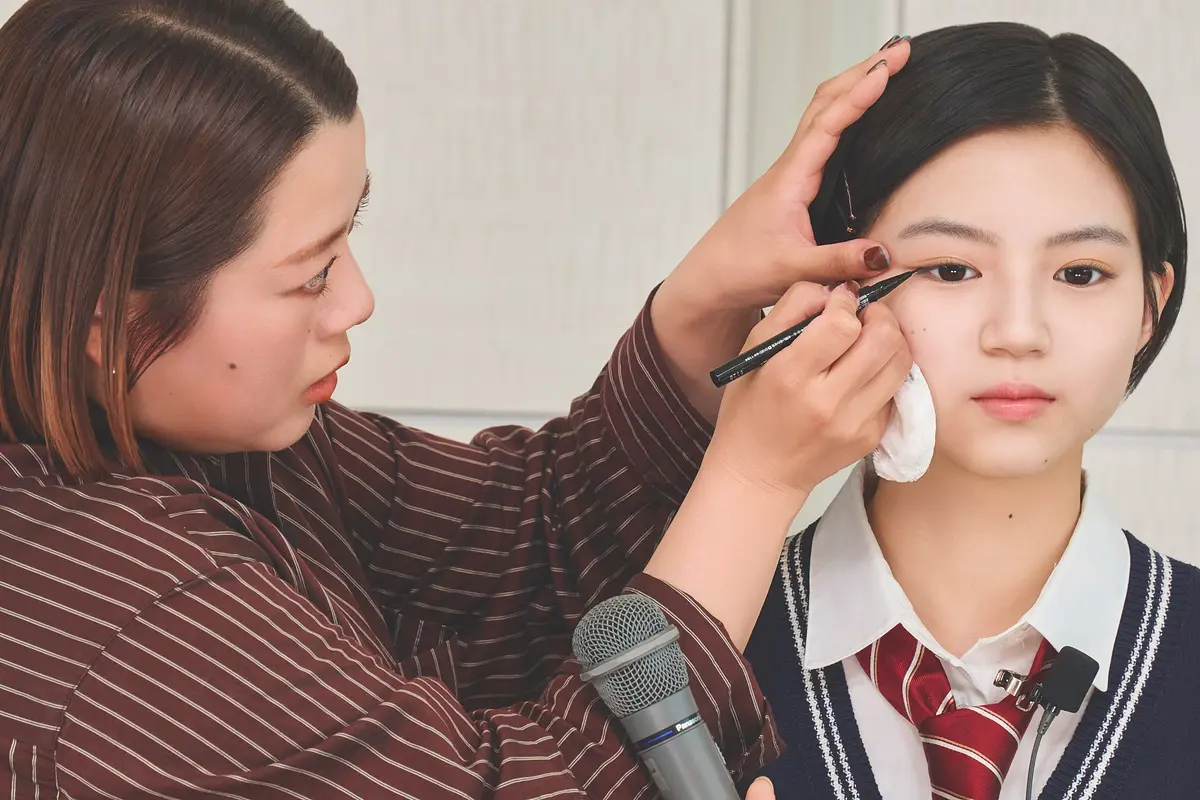 放課後Seventeen 春休みの課外授業 -新学期準備編-　はじめてのスクールメイク講座　アイラインを引いているシーン