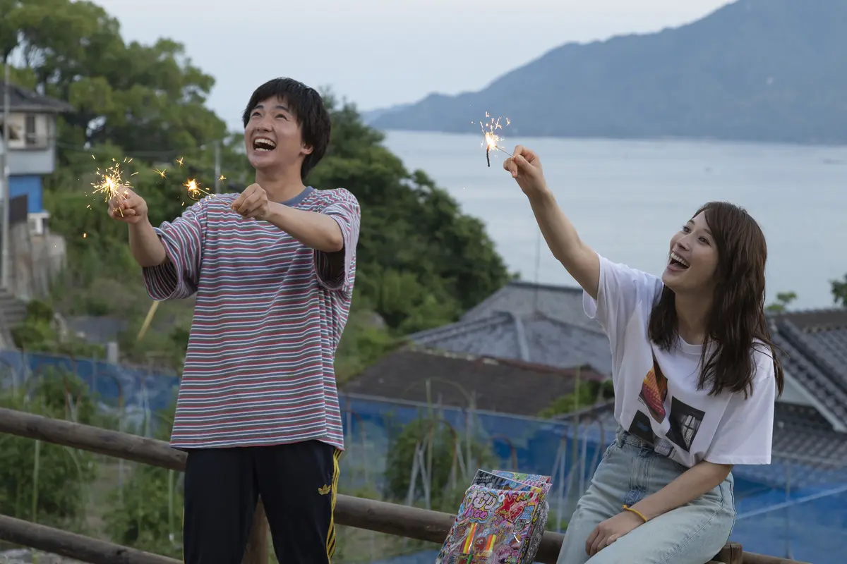 花火をする沖晴と京香