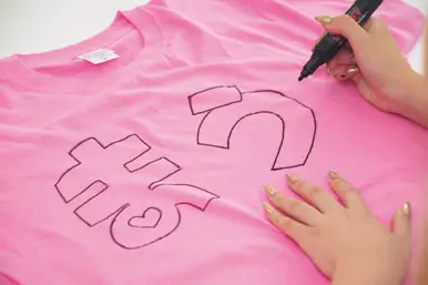 Tシャツに油性ペンで下書きを写す。