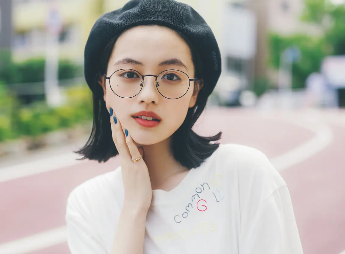 上坂樹里は刺しゅう入り白Tの遊び心を生かしてちょいレトロに