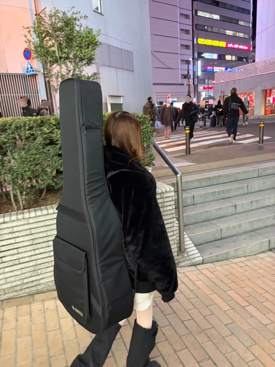 【高比良由菜】ギターを持っている画像