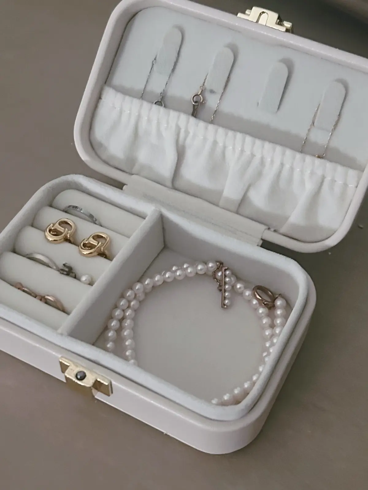 入江美沙希『スリーコインズ』のアクセサリーケース