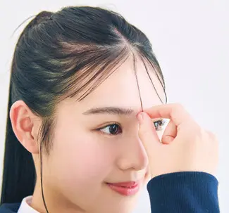 前髪を毛束にする