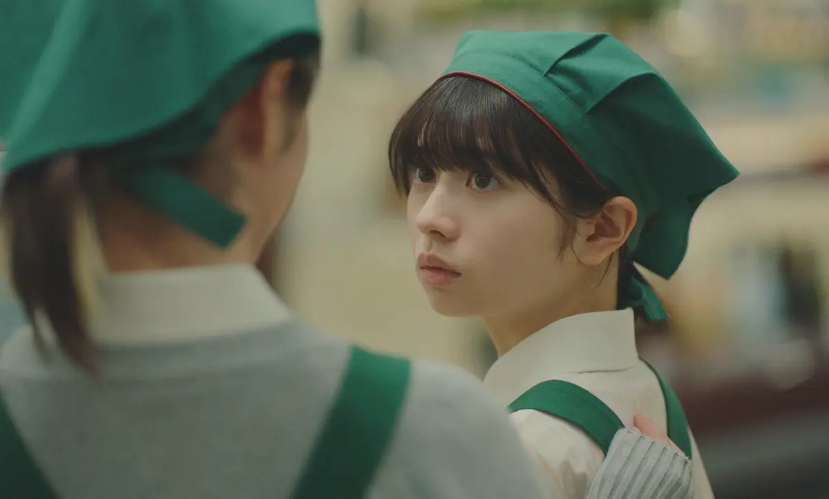 レジ打ちを練習中の信子