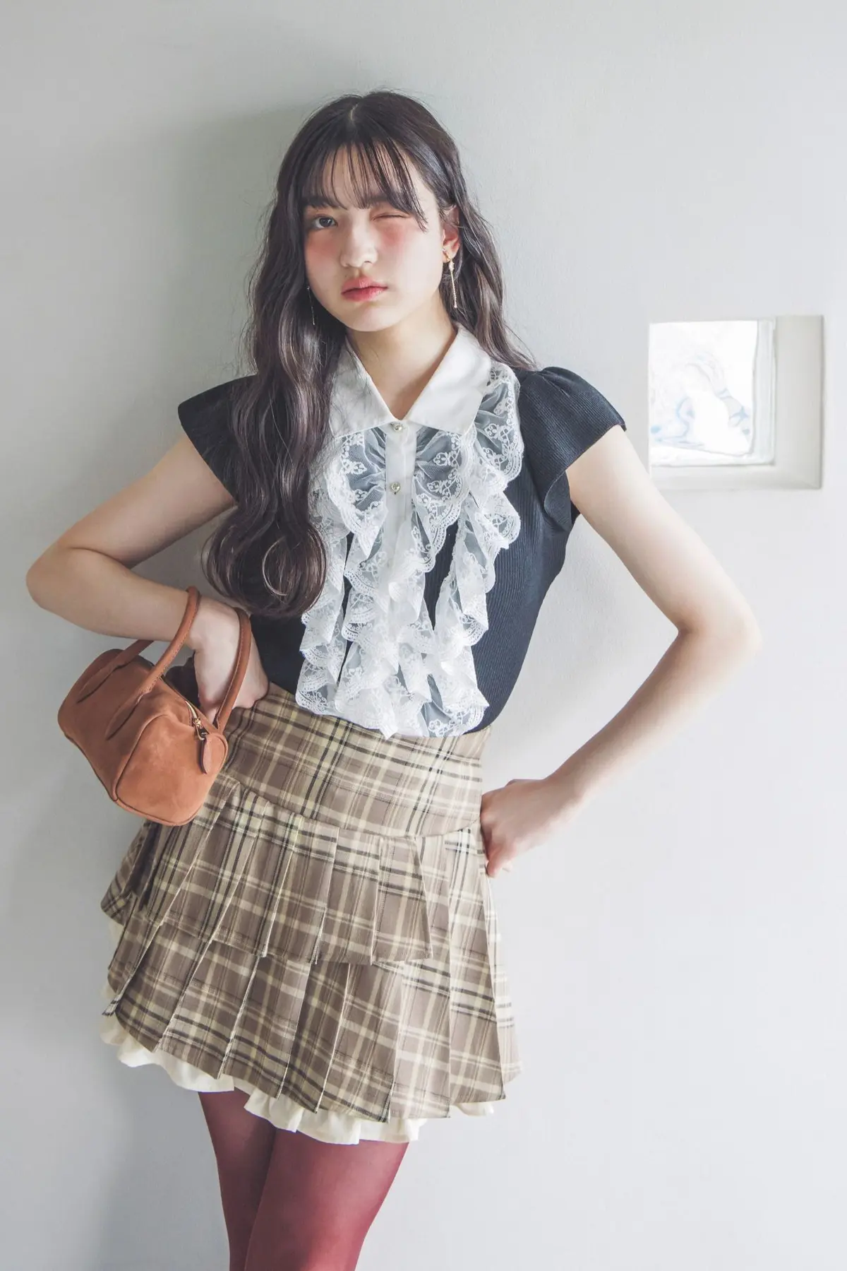 フリルトップスを着た川瀬翠子さん