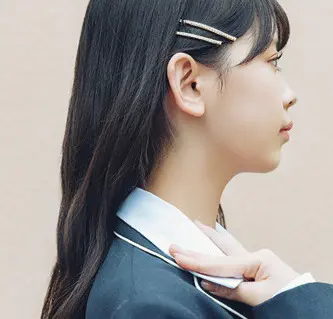 ３　えりを横に倒す