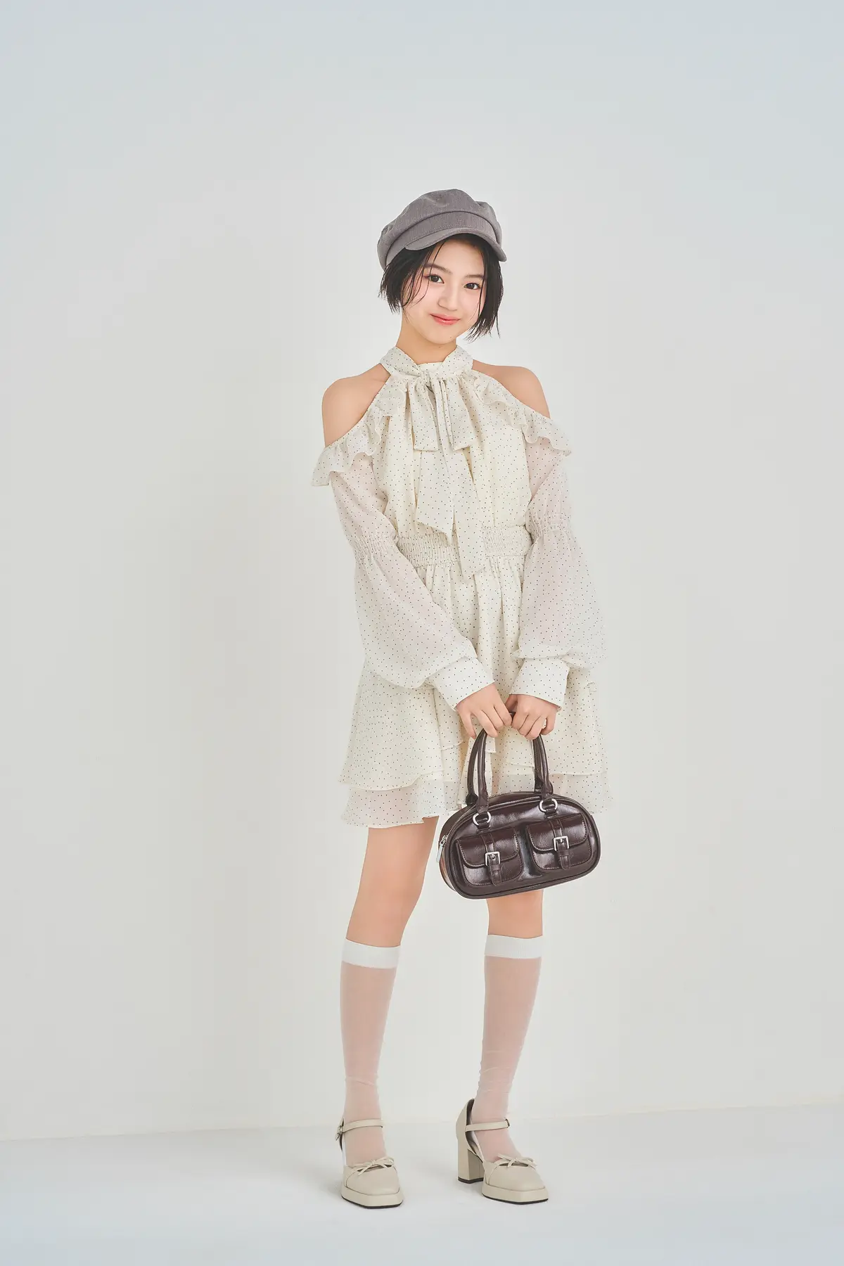 ドット柄ワンピースでガーリーに