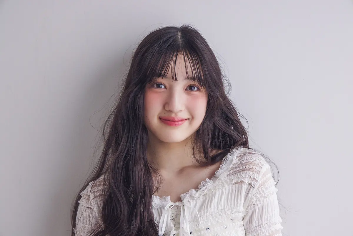 透け感ピンクの多幸感チークをした川瀬翠子さん