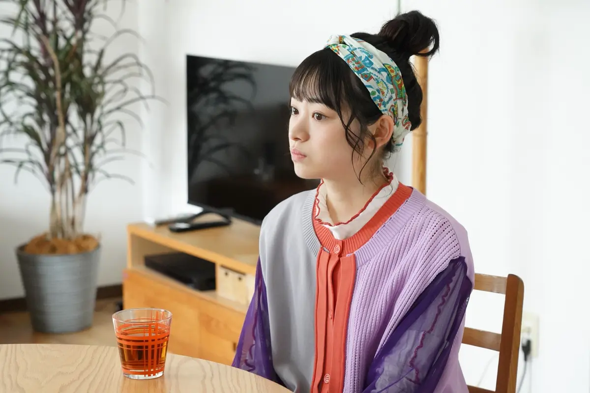 ドラマ『夫婦別姓刑事』リビングでお茶を飲む音花
