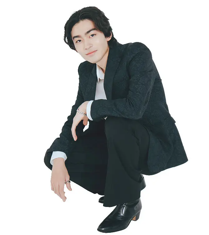 市川染五郎さん しゃがんでいる