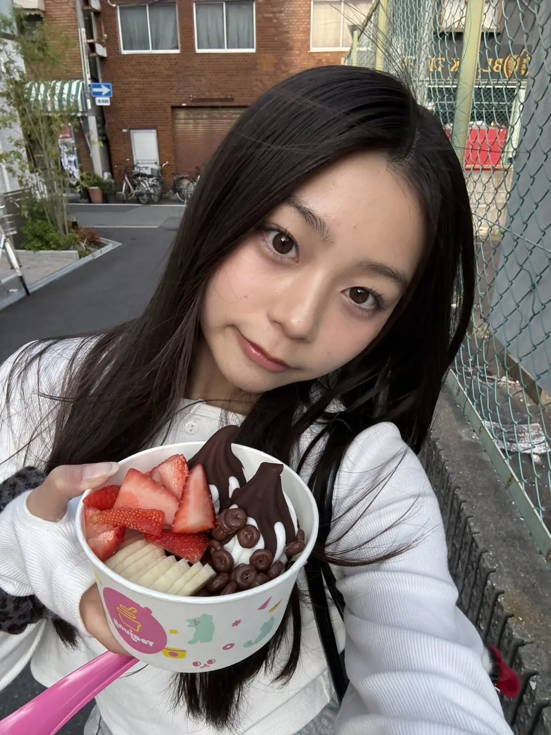 稲光亜依　スイーツ食べてる１