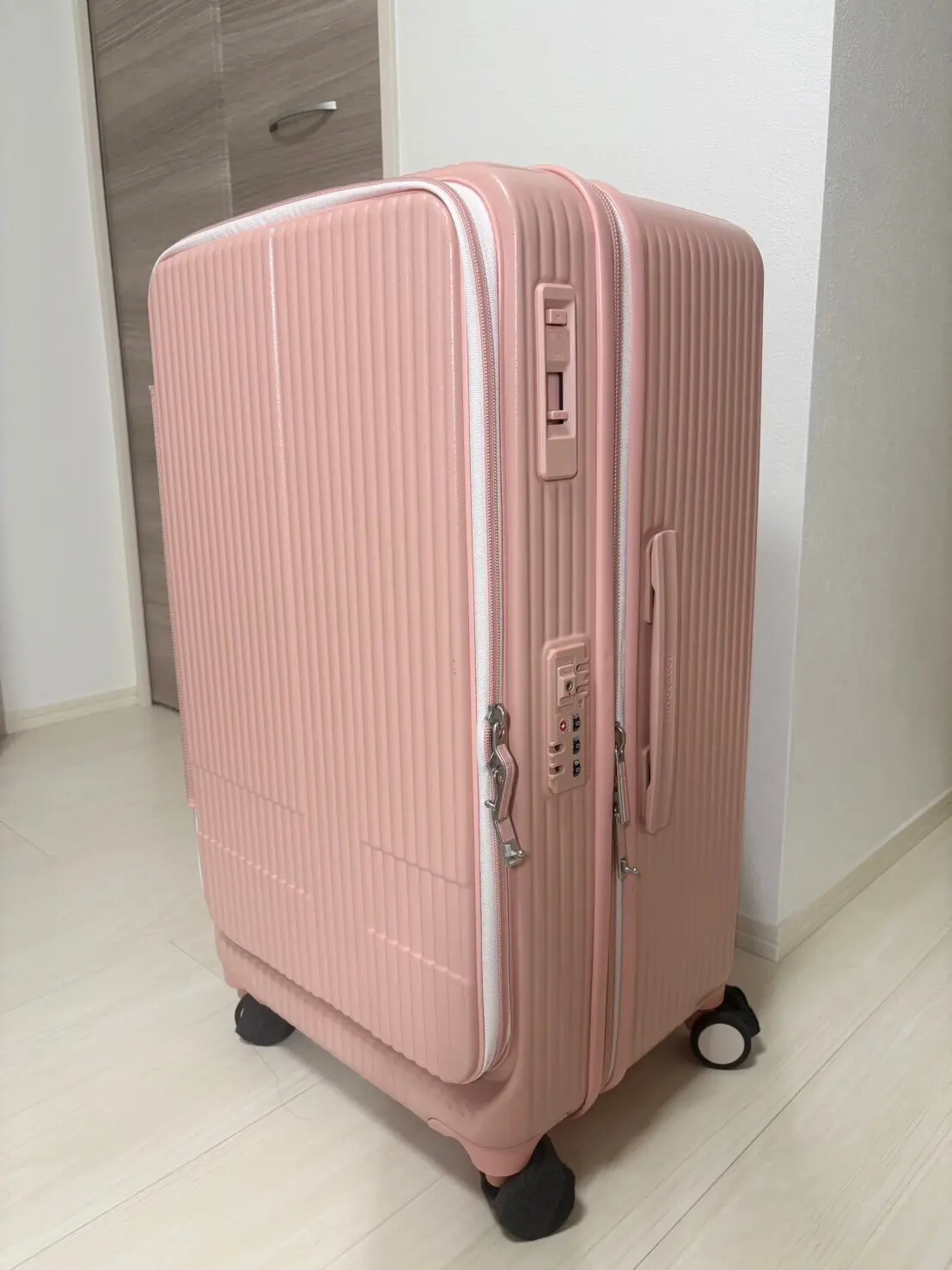 宮迫翠月 ピンクのスーツケース