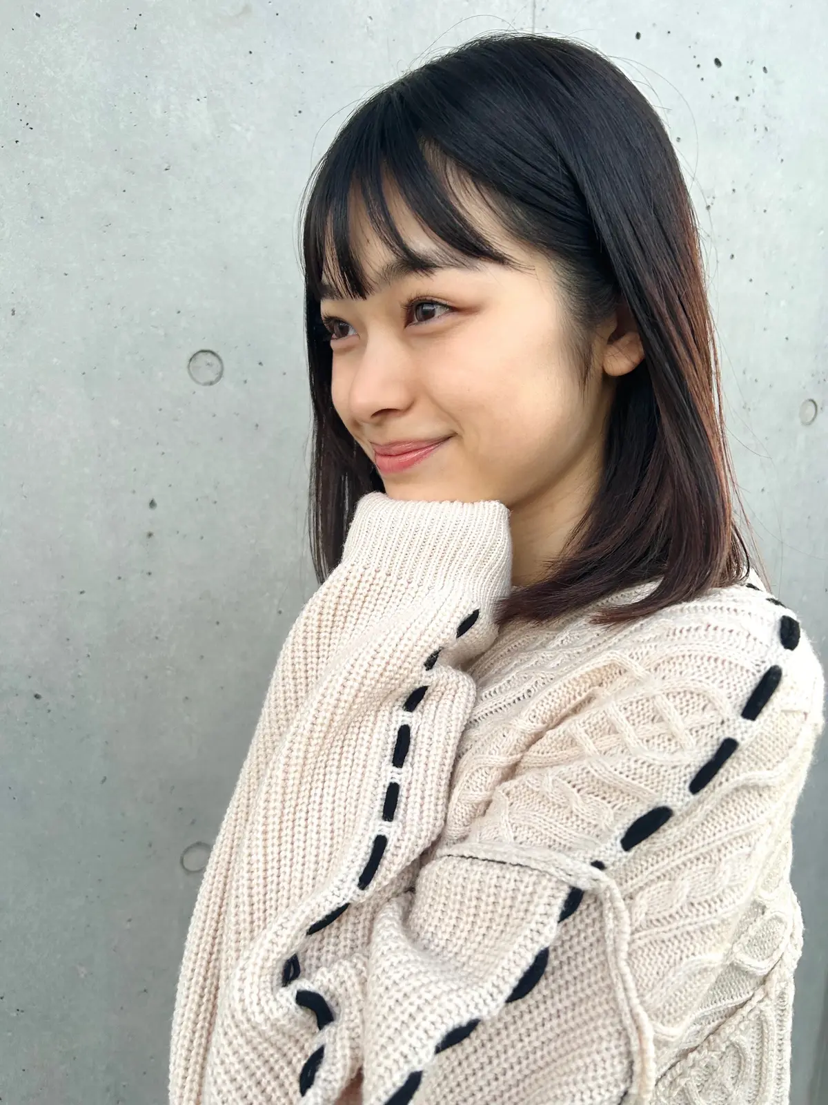 月島琉衣『AZUL BY MOUSSY』のケーブルニット