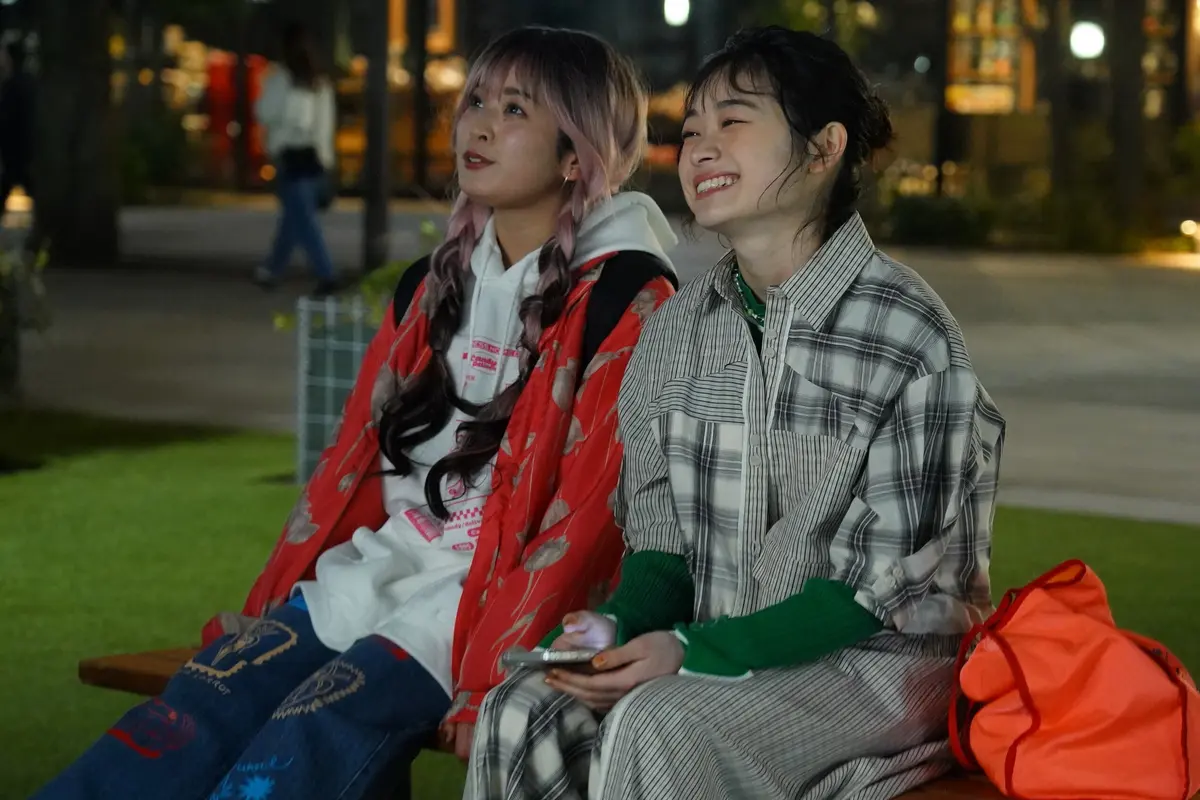 ドラマ『夫婦別姓刑事』 公園でおしゃべりする音花