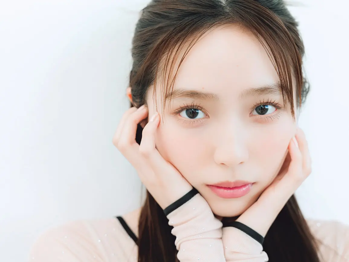 秋田しおり 顔が美 手をつけた顔